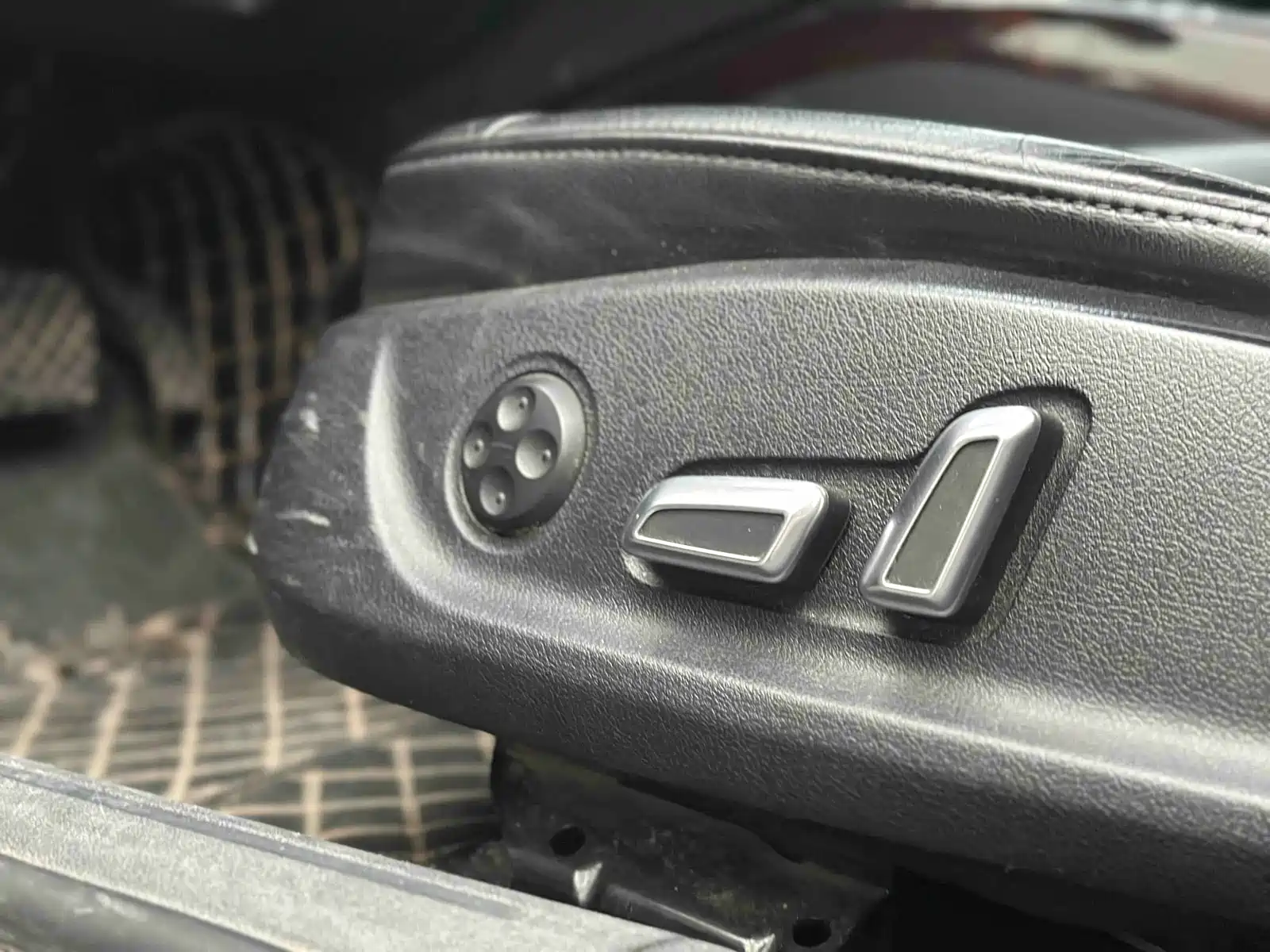 Фото 22 - Audi A4L