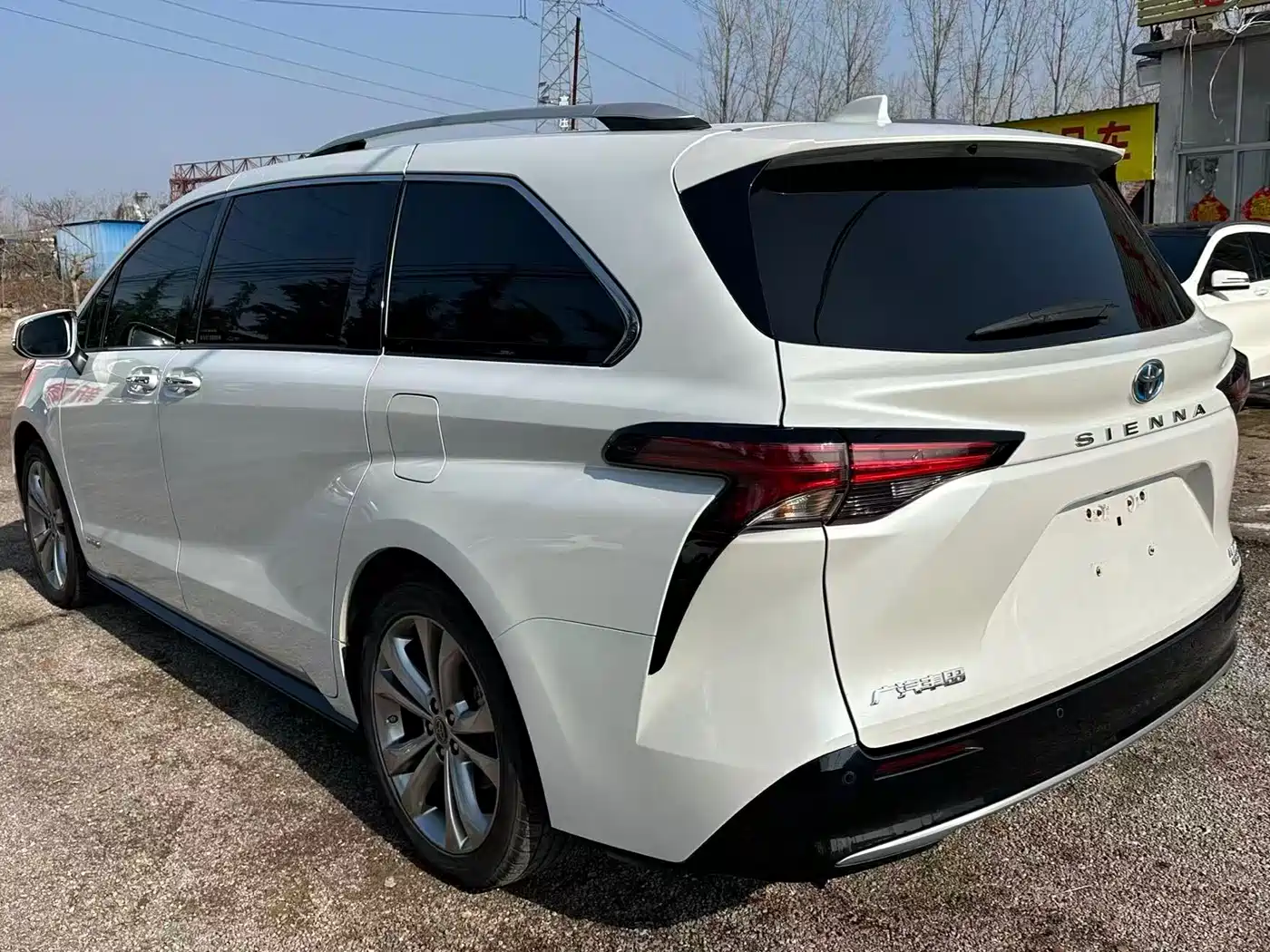 Toyota Sienna 2023 2.5L Hybrid Premium Edition фото 3