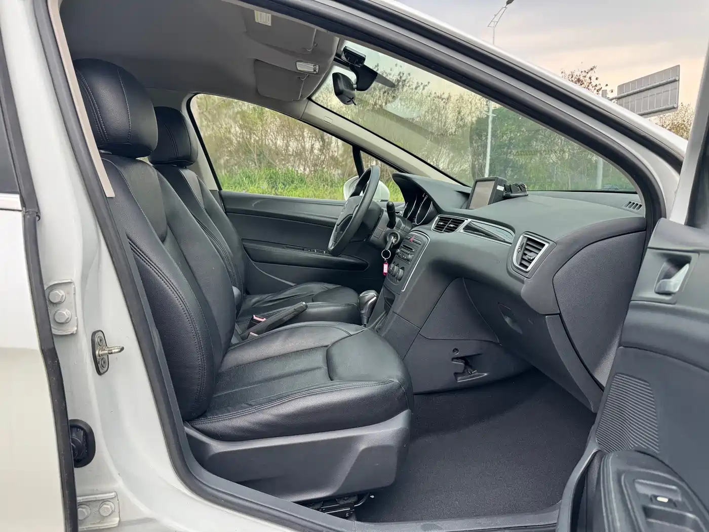 Peugeot 308 2014 Model Joy Edition Classic 1.6L Automatic Superior Style фото 6