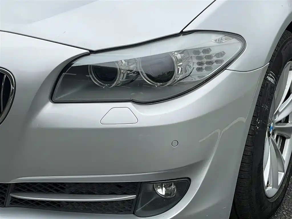 BMW 5 Series 2011 523Li Leading фото 4