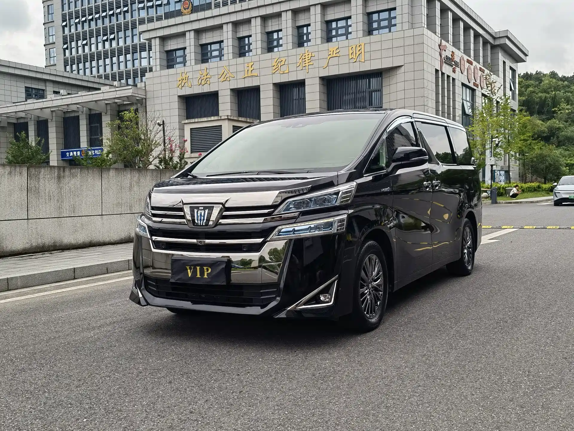Фото 1 - Toyota Vellfire