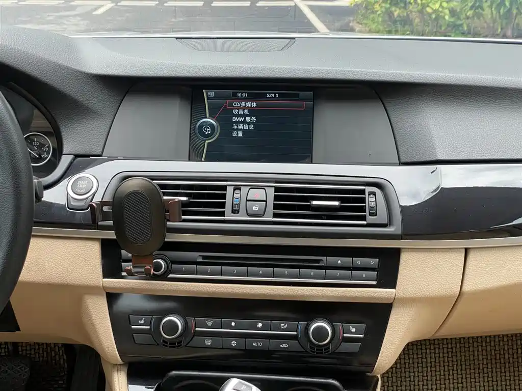 BMW 5 Series 2011 523Li Leading фото 13