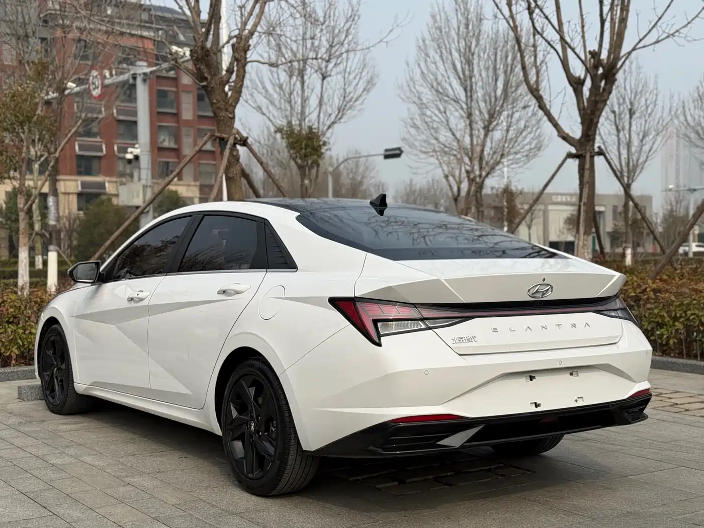 Hyundai Elantra 2021 1.5L CVT LUX Premium Edition фото 16