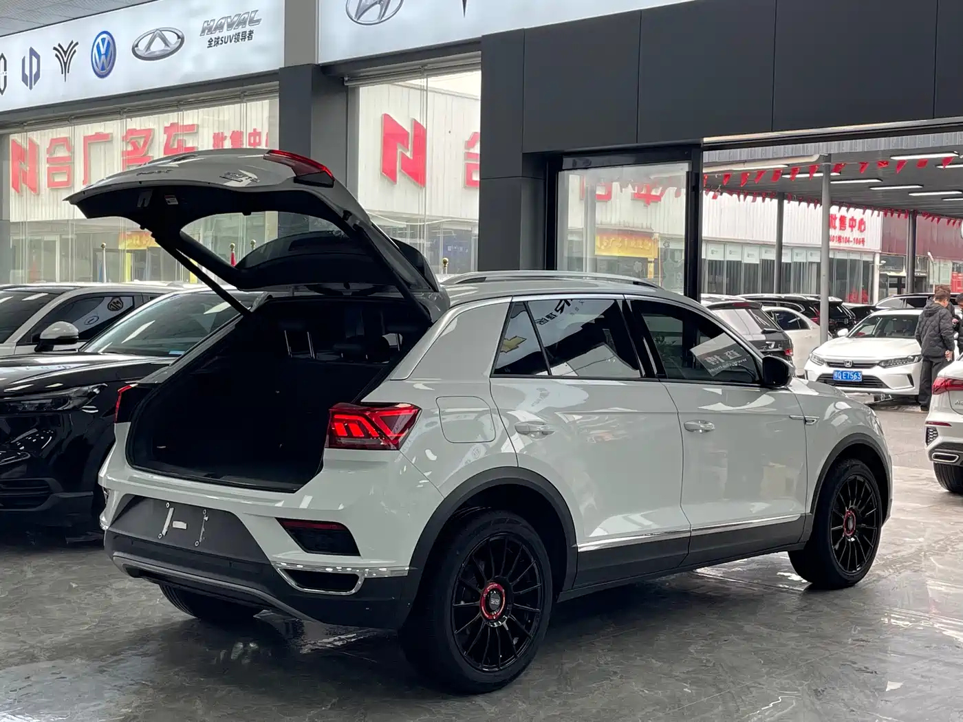 Volkswagen T-ROC 2021 Facelift 280TSI DSG 4WD Luxury Smart Connect Edition фото 17