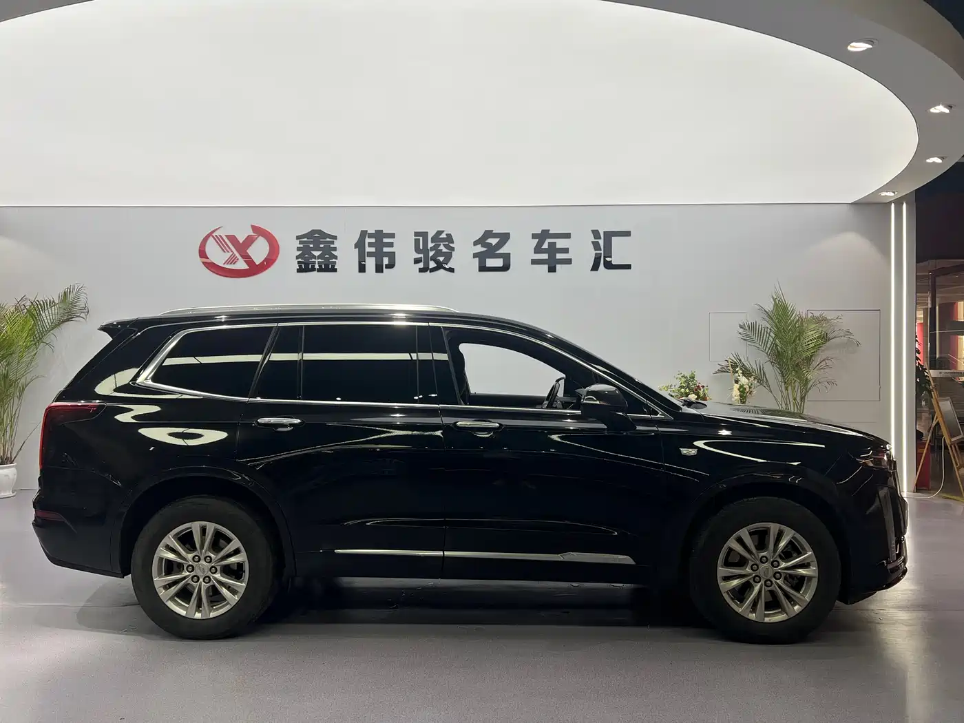 CADILLAC XT6