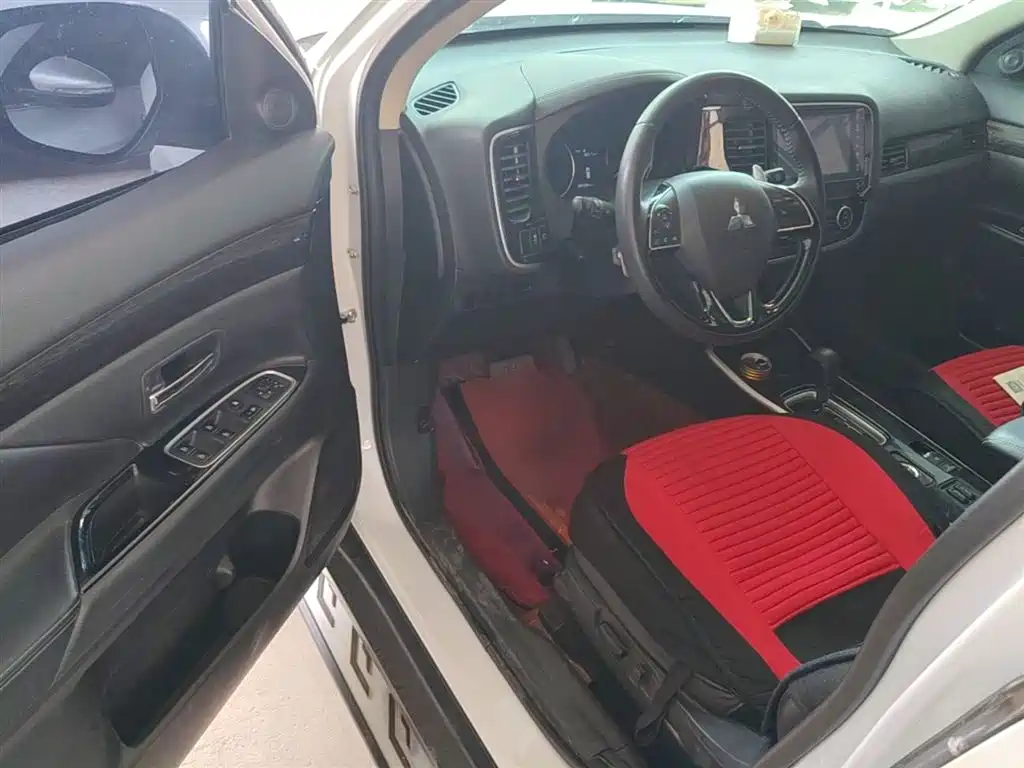 MITSUBISHI OUTLANDER