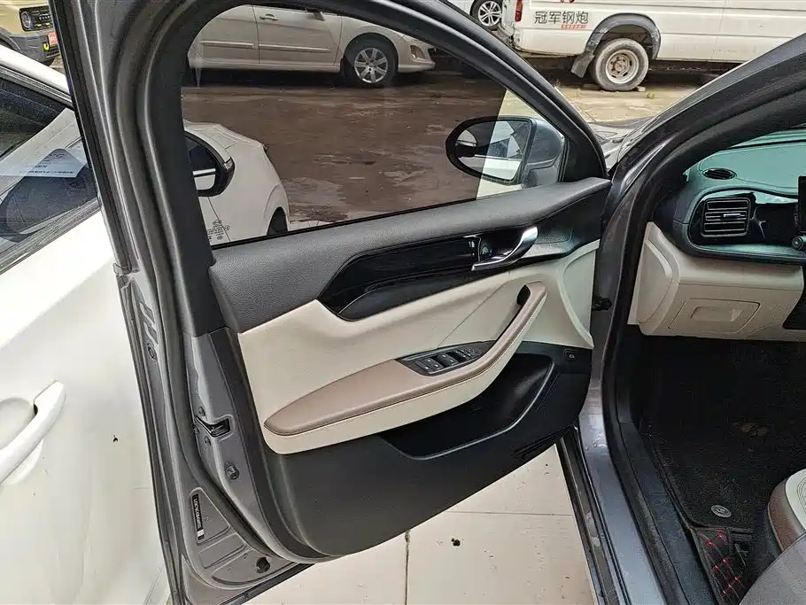 BYD Qin PLUS 2024 Glory Edition DM-i 55KM Leading фото 7