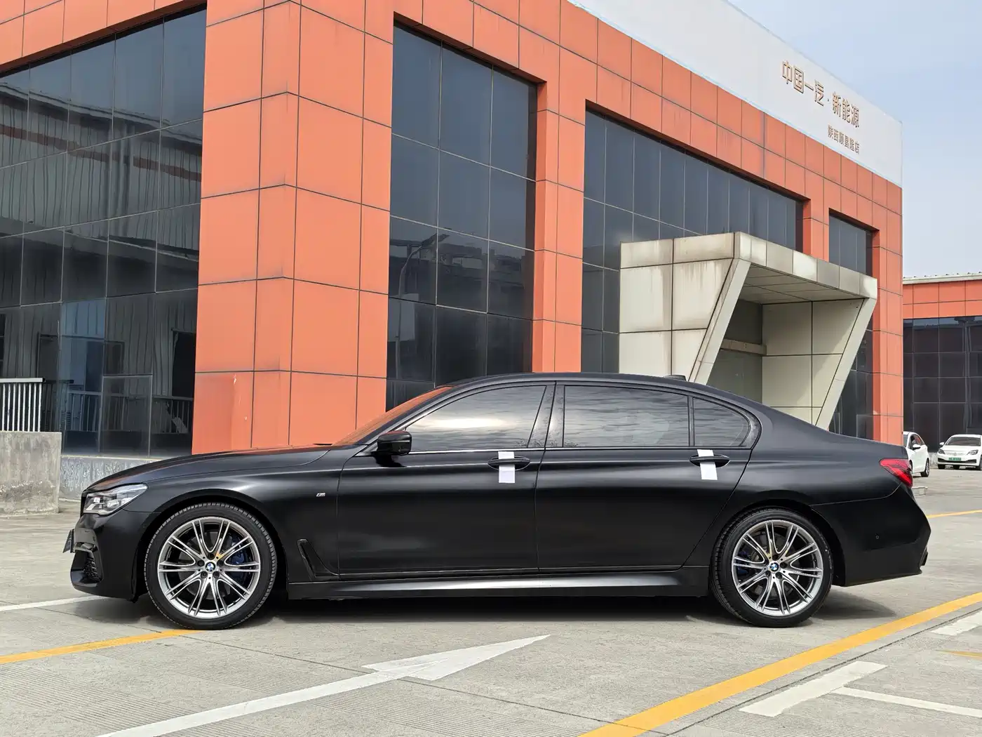 BMW 7 Series 2018 740Li xDrive Luxury M Sport Package Black Flame Edition фото 31