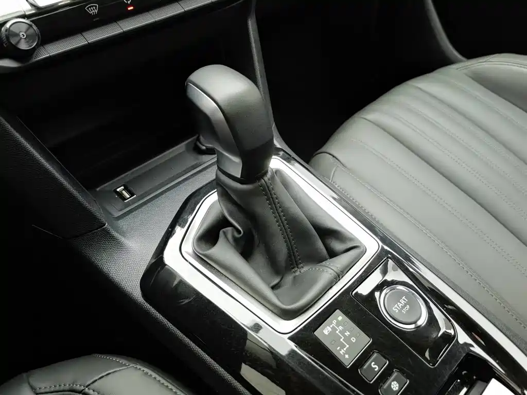 Peugeot 408 2022 1.6T Light Chaser Edition фото 13