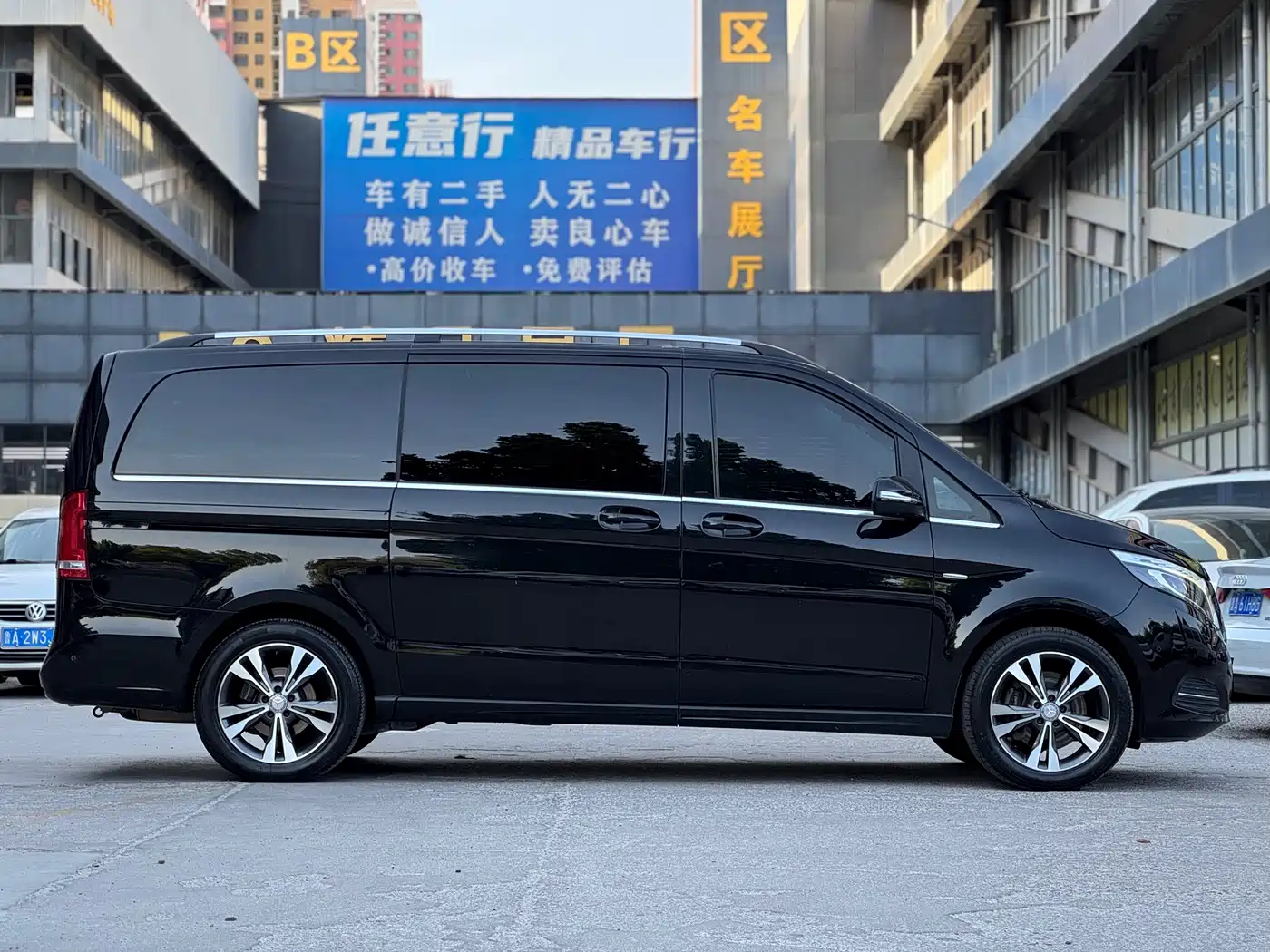 Mercedes-Benz V-Class 2017 Model V 260 Premium Edition фото 5