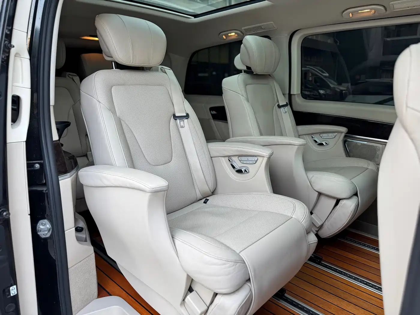 Mercedes-Benz V-Class 2017 Model V 260 Premium Edition фото 19