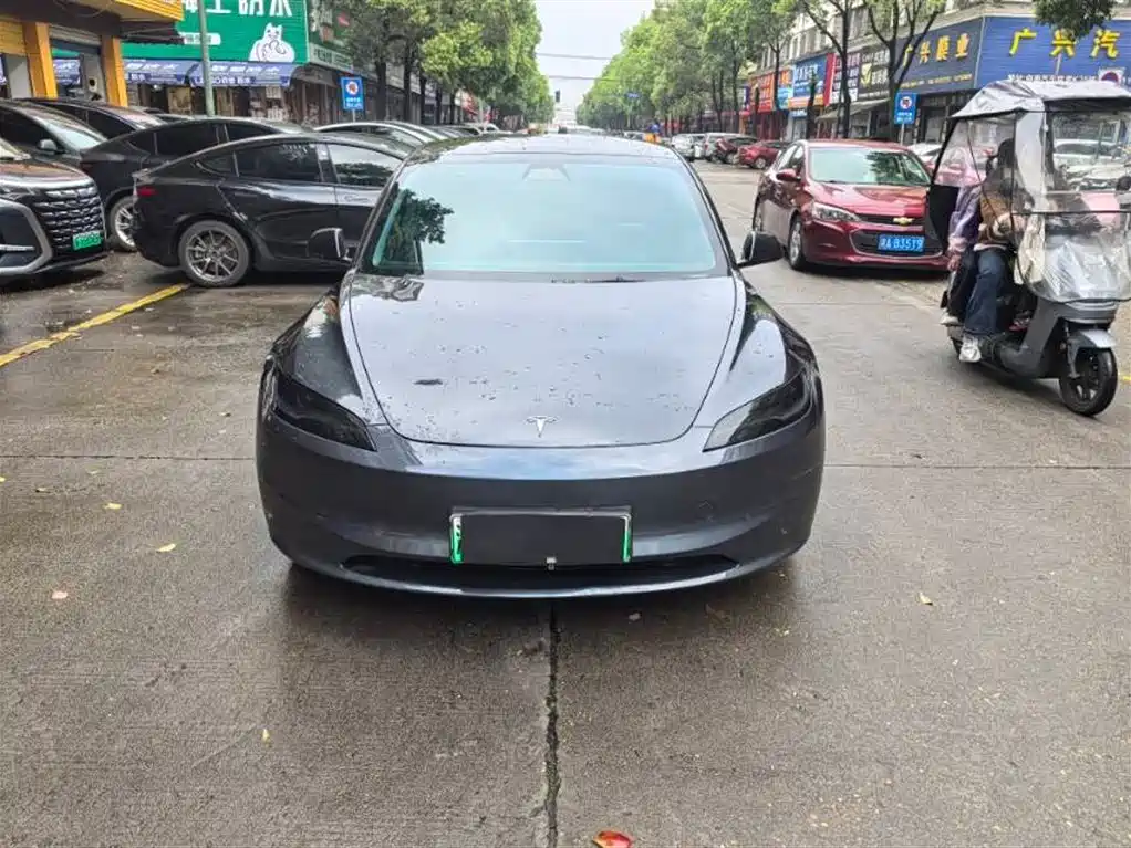 TESLA MODEL 3