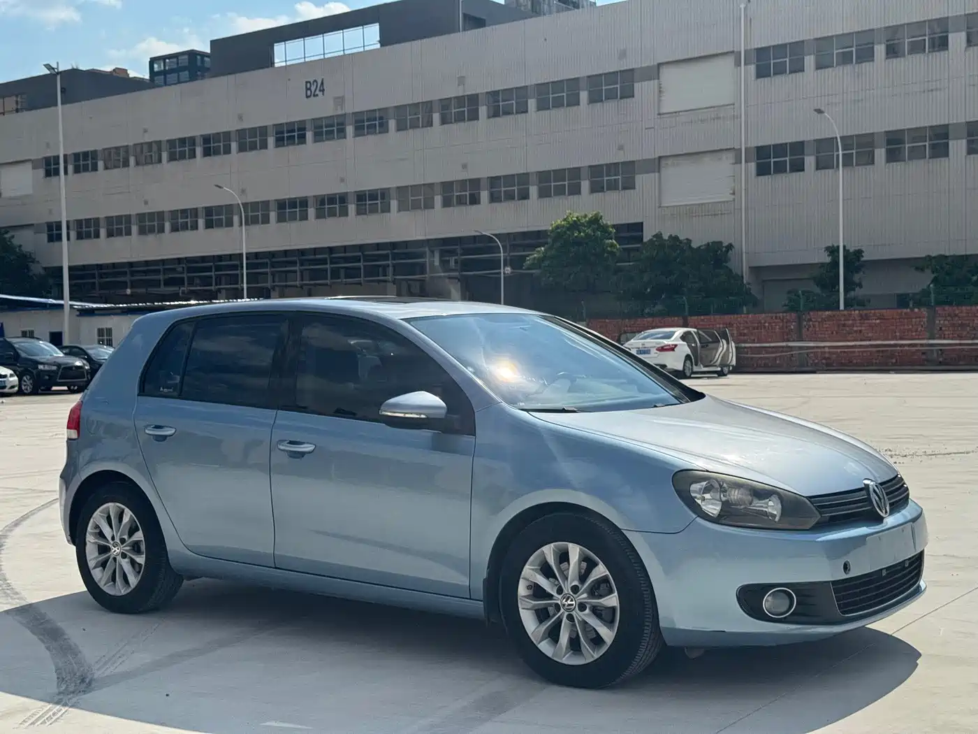 Photo 3 - Volkswagen Golf