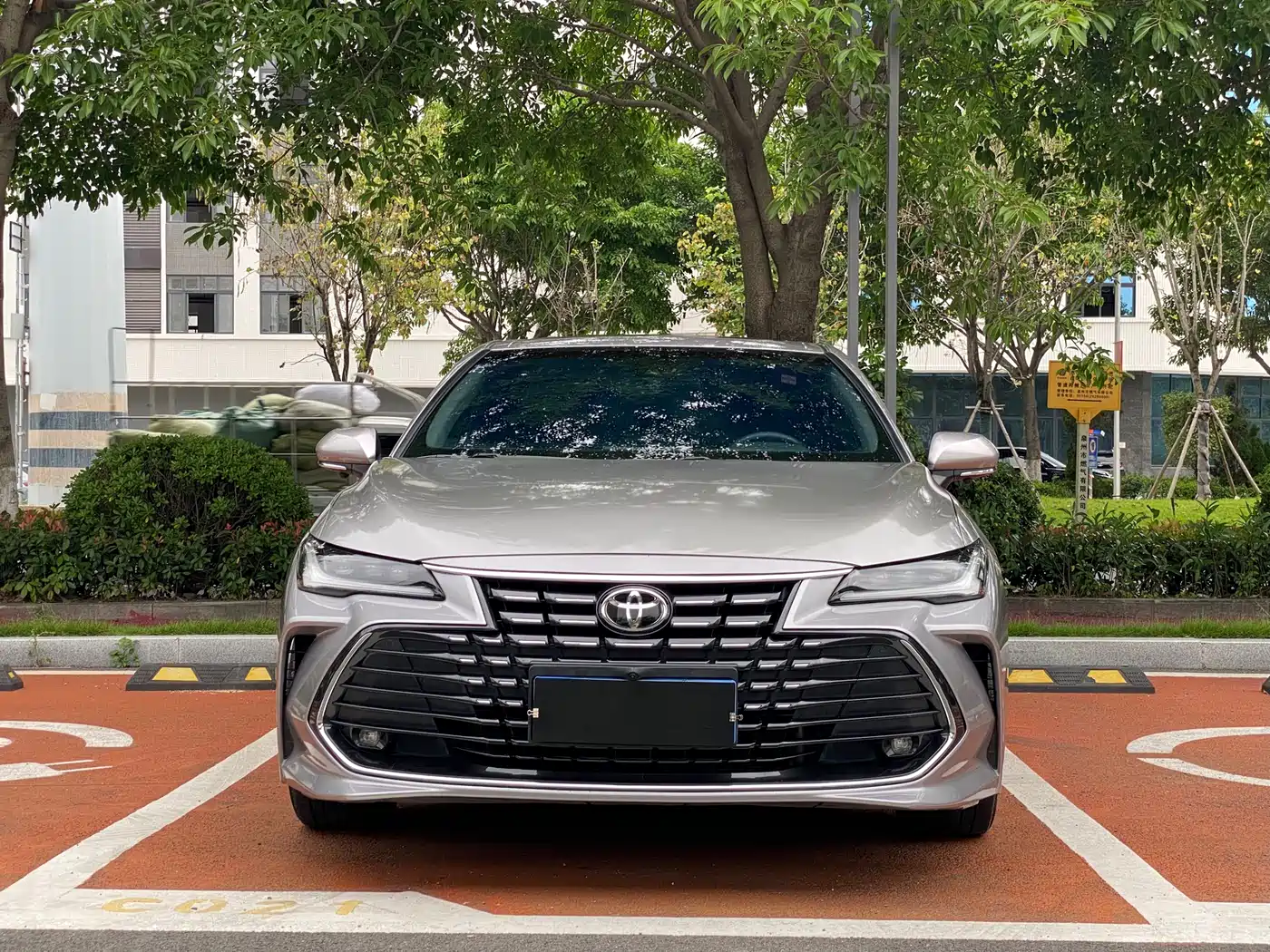 Toyota Avalon 2023 2.0L Luxury Edition фото 2
