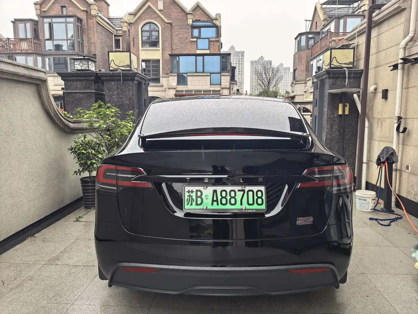 TESLA MODEL X