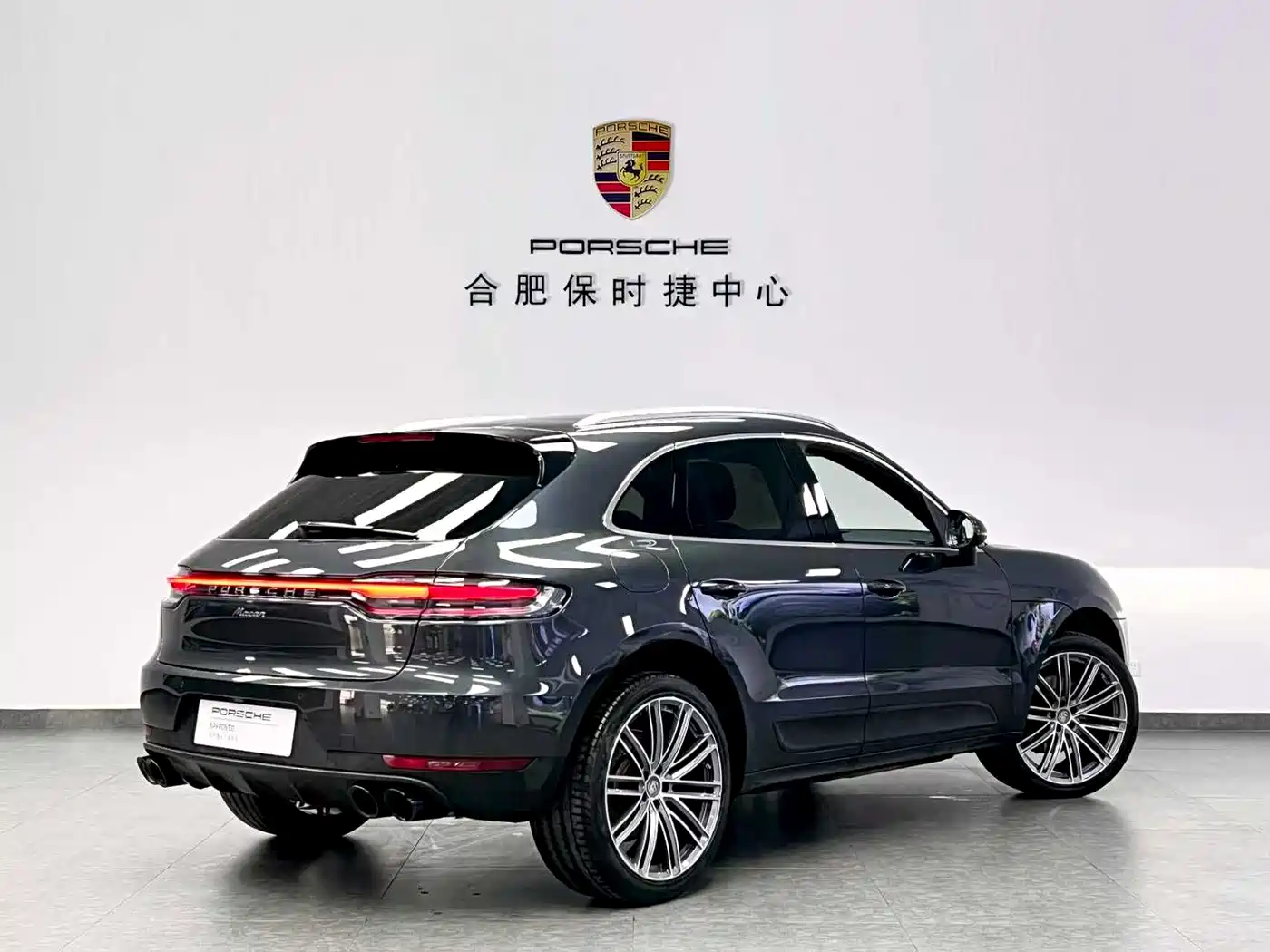 PORSCHE MACAN