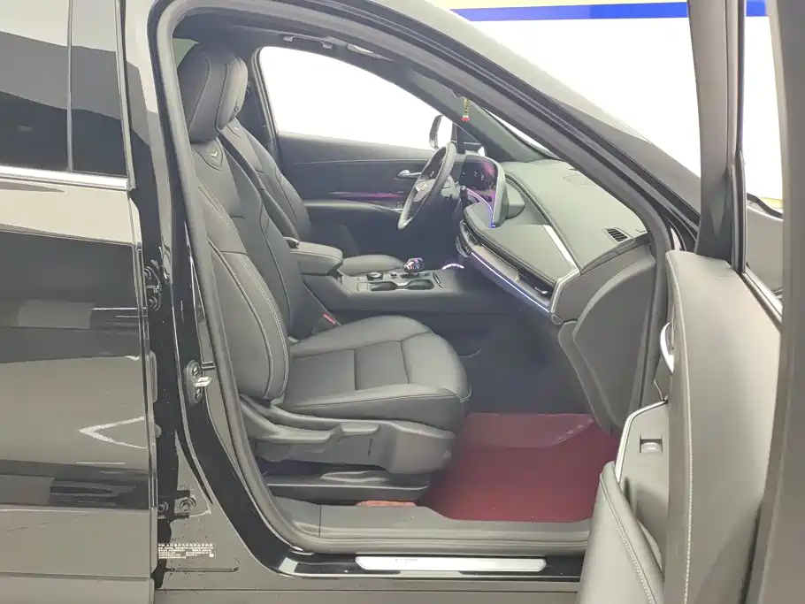 Photo 8 - Cadillac XT4