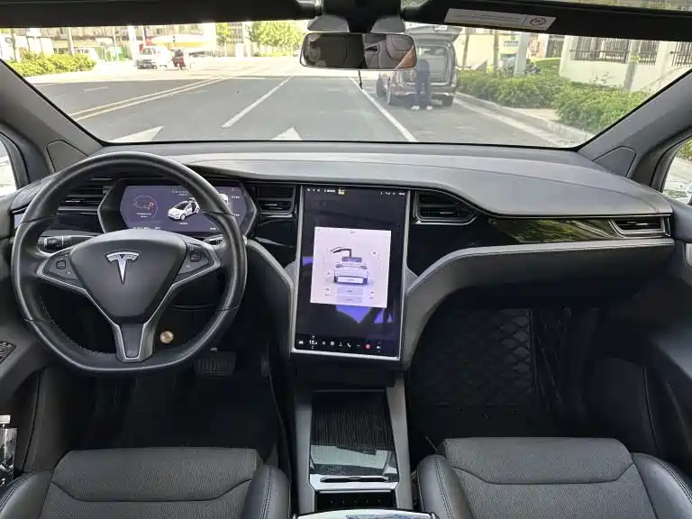 TESLA MODEL X