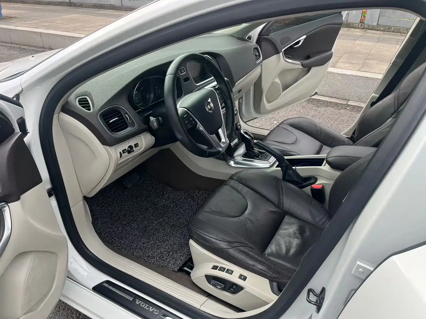 Volvo V40 2013 2014 2.0T Zhiya Edition