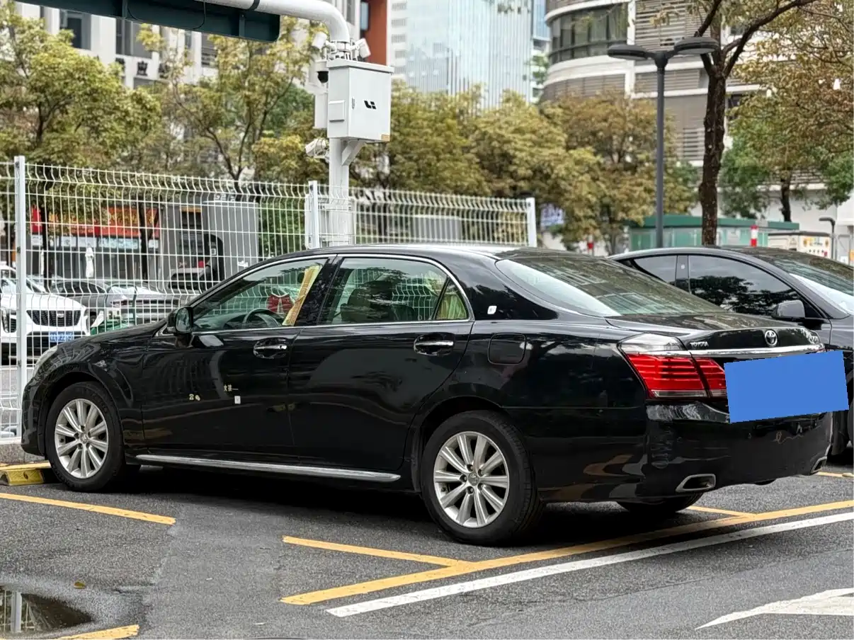 Toyota Crown 2012 2.5L Royal Leather Edition фото 6