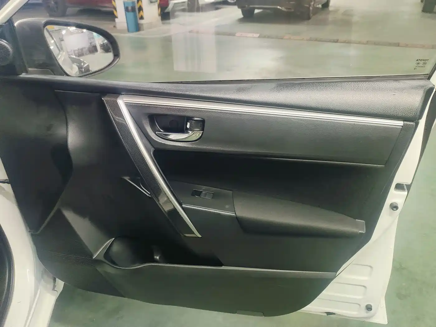 Toyota Corolla 2014 1.6L CVT GL-i фото 3