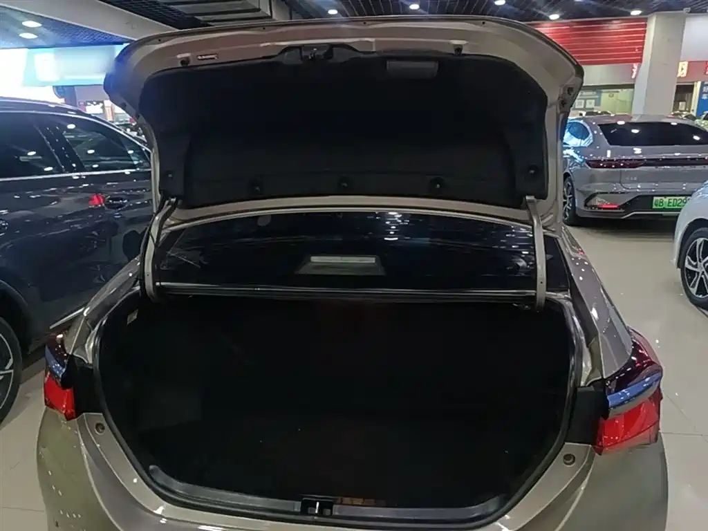 Toyota Corolla Twin Engine E+ 2019 1.8L E-CVT Luxury Edition фото 19