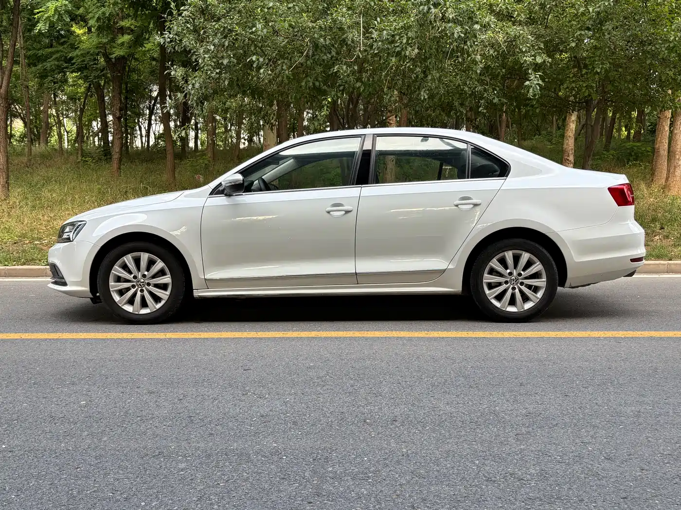 Volkswagen Sagitar 2015 230TSI Automatic Comfort фото 3