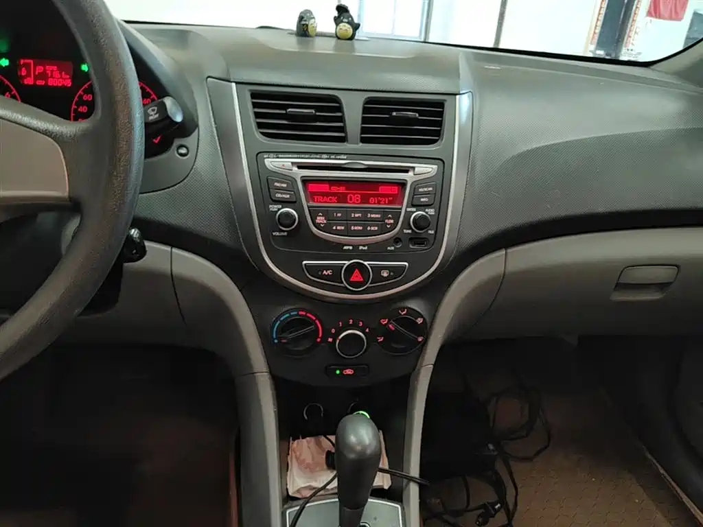 Hyundai Verna 2014 1.4L Automatic Smart GLS фото 13