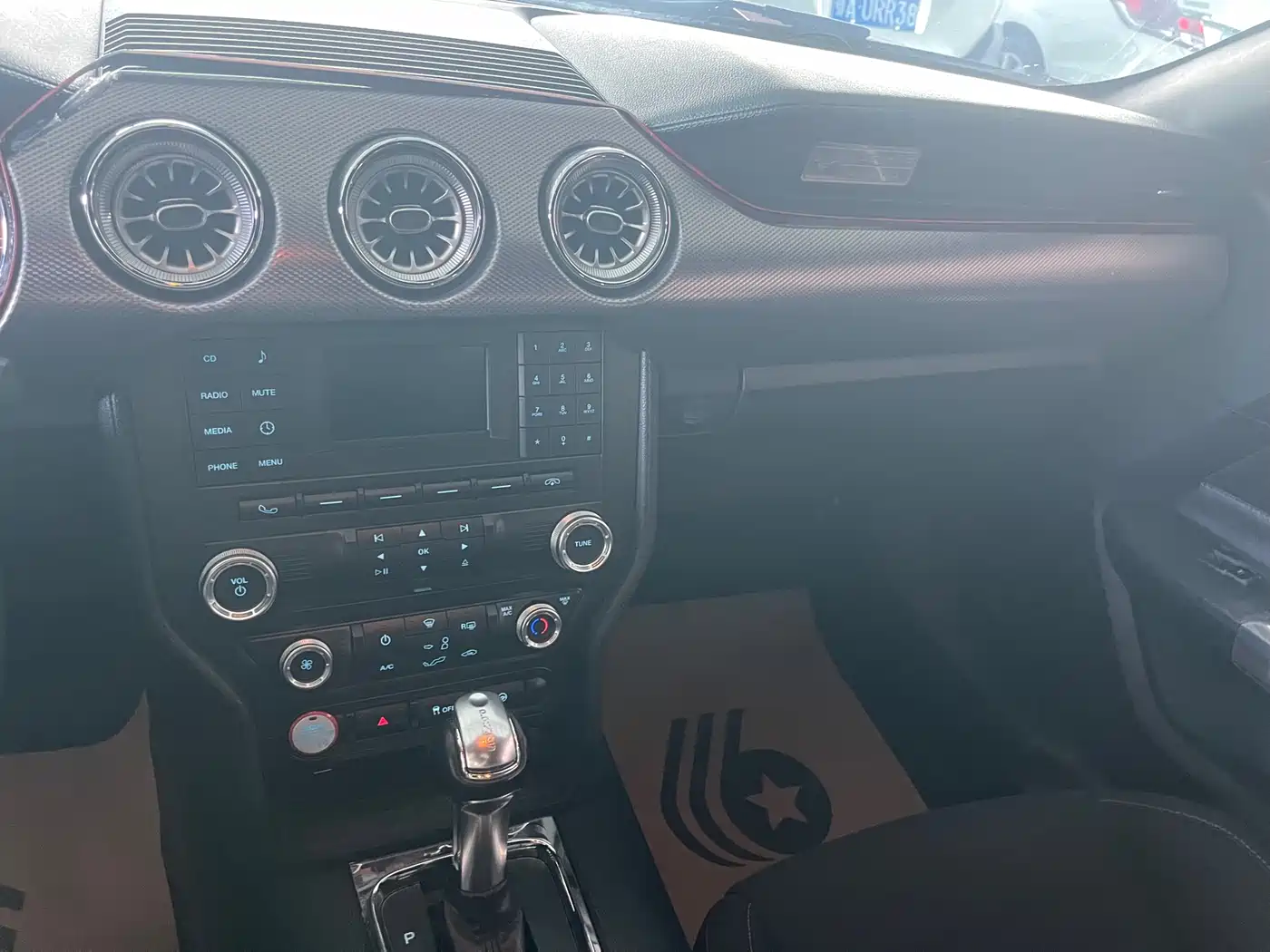 Фото 8 - Ford Mustang