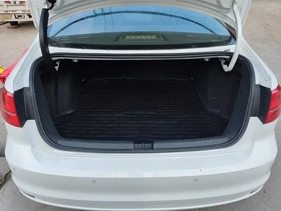 Volkswagen Sagitar 2015 1.6L Manual Comfort фото 4