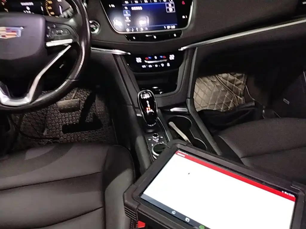 Фото 14 - Cadillac XT6