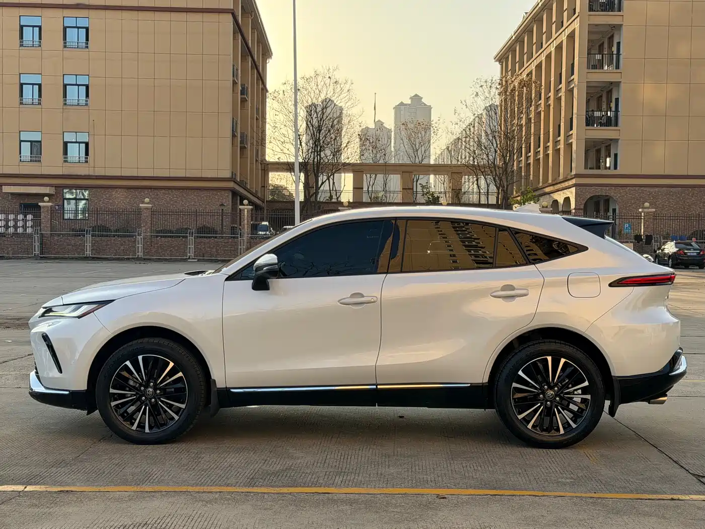Toyota Venza 2022 2.0L CVT 2WD Premium фото 8