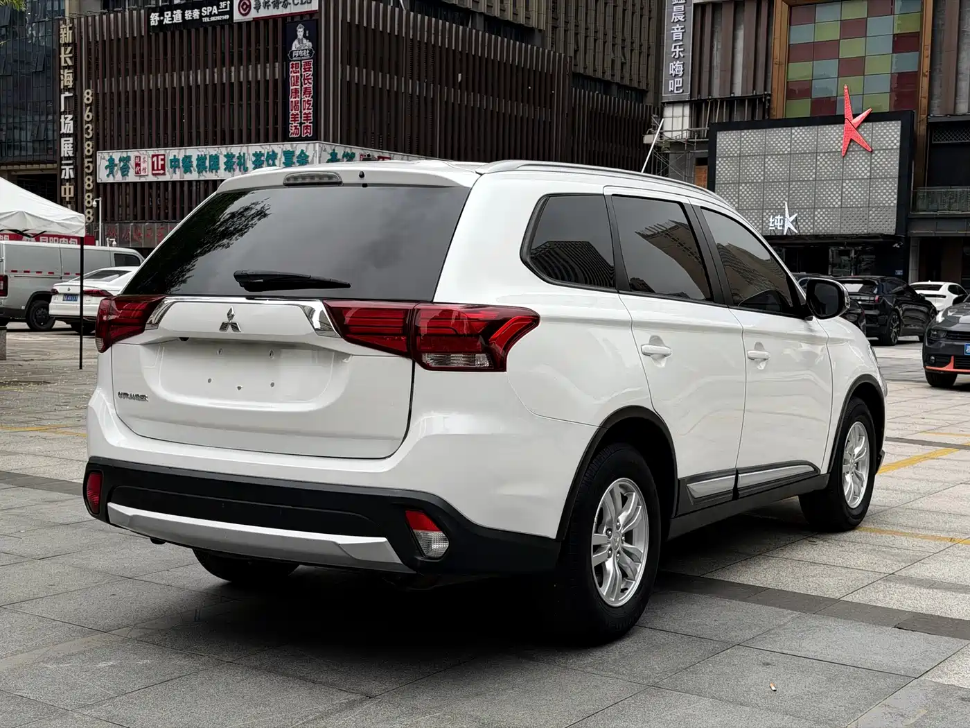 Mitsubishi Outlander (Import) 2016 2.0L 2WD Value Edition 5-Seater фото 4
