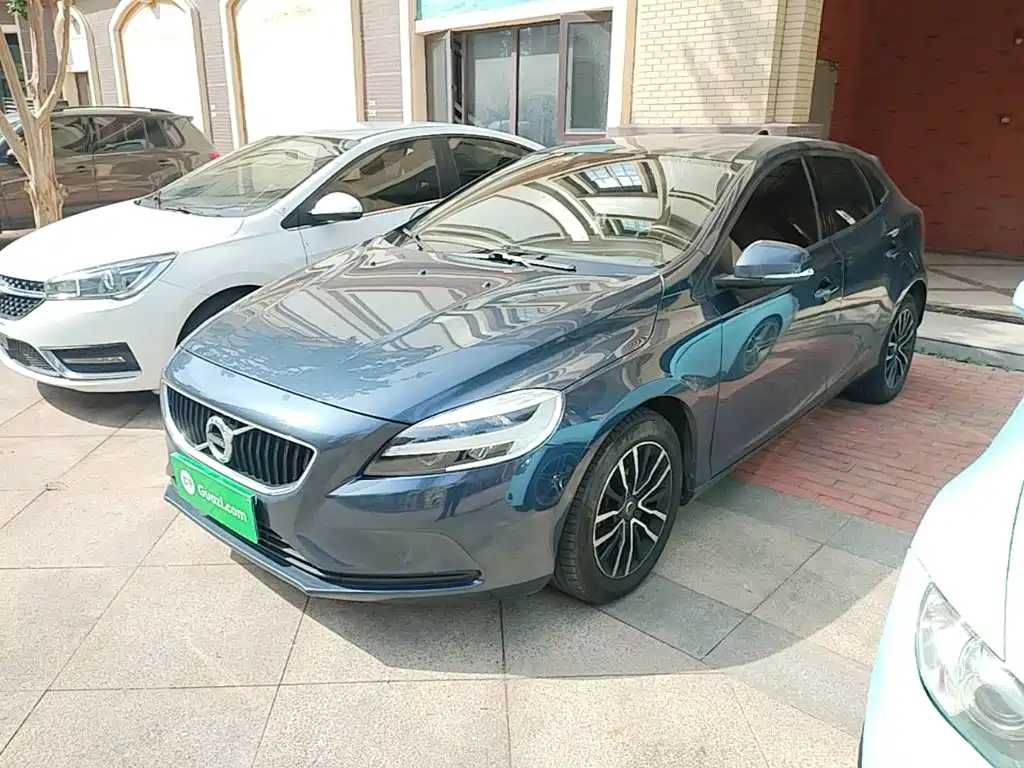 Фото 2 - Volvo V40