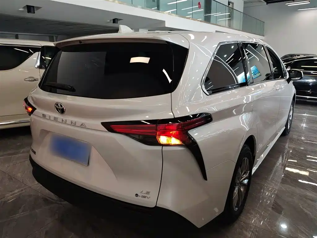 Toyota Sienna 2024 2.5L Hybrid Comfort Edition фото 5