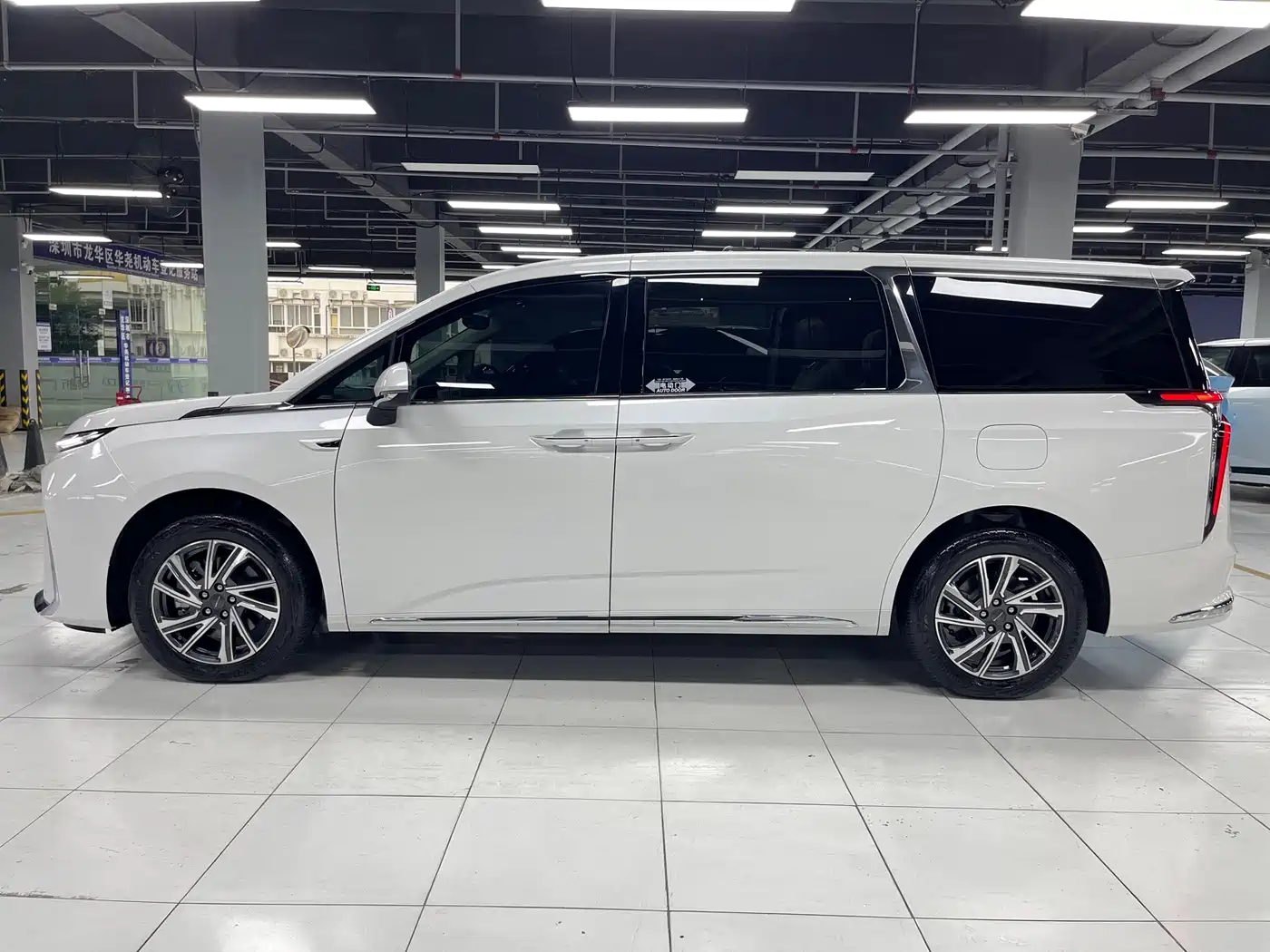 SAIC Maxus Dajia 9 2025 Super Hybrid Ultra-Long-Range Forest Edition 7-Seater фото 12