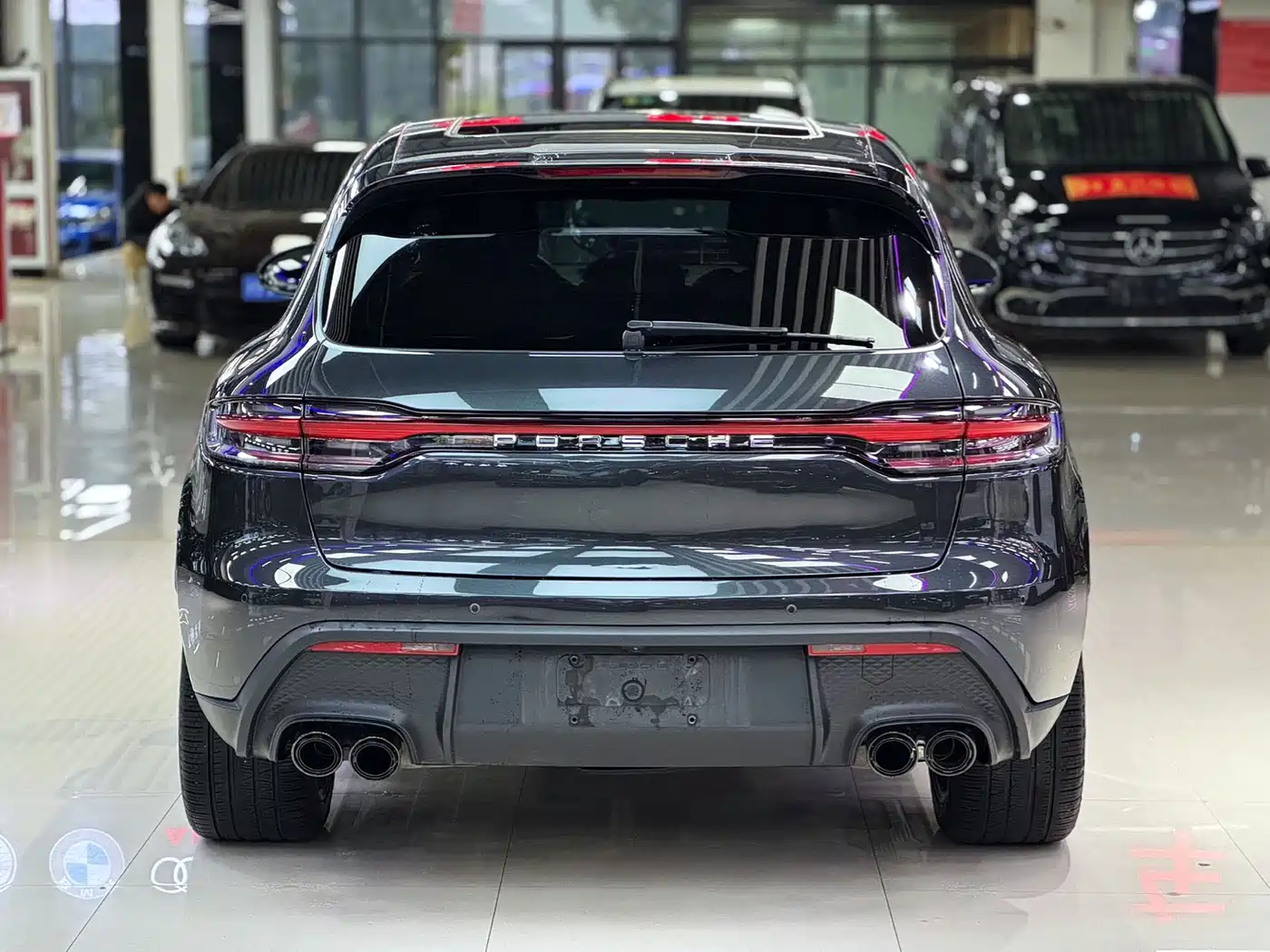 PORSCHE MACAN