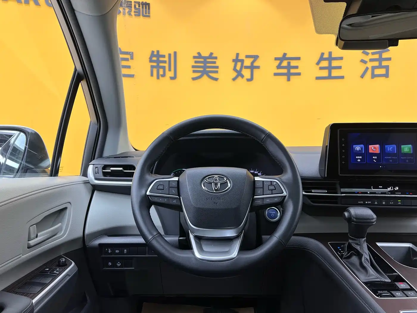 Toyota Granvia 2023 2.5L Hybrid Comfort Edition фото 13