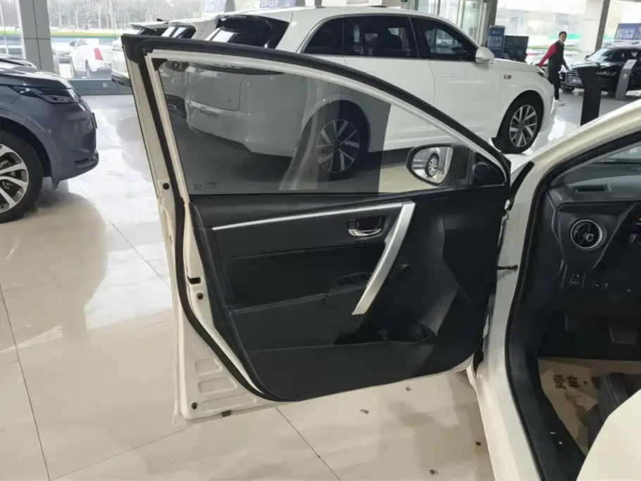 Toyota Corolla 2018 Hybrid 1.8L E-CVT Smart Edition фото 7