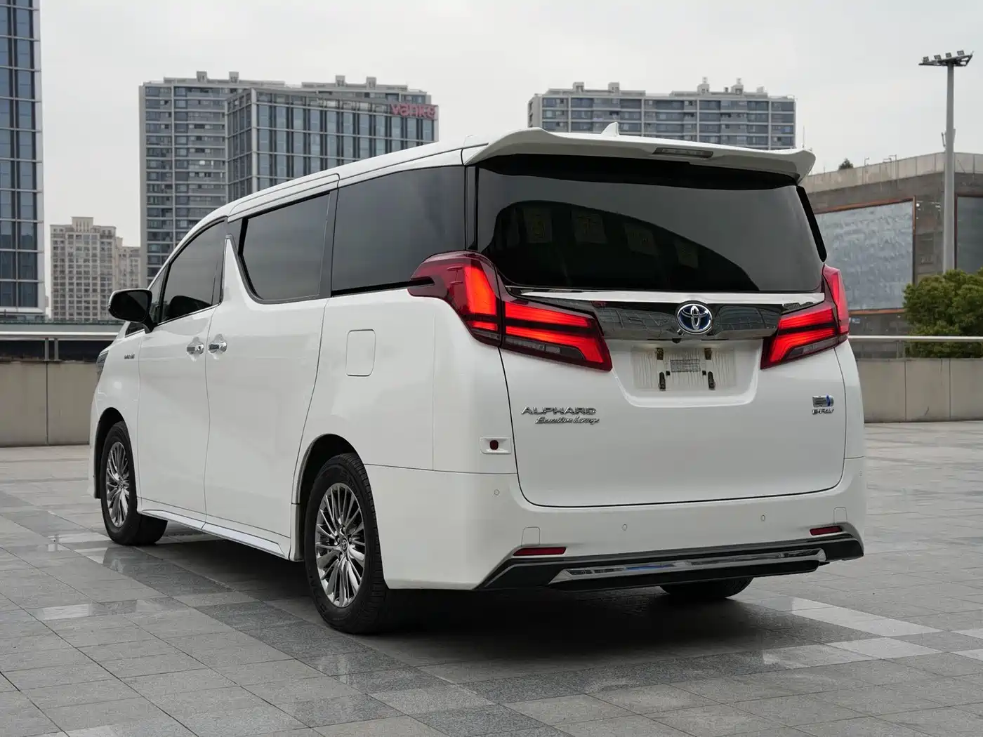 Toyota Alphard 2023 Dual Hybrid 2.5L Ultimate Gold Edition фото 4