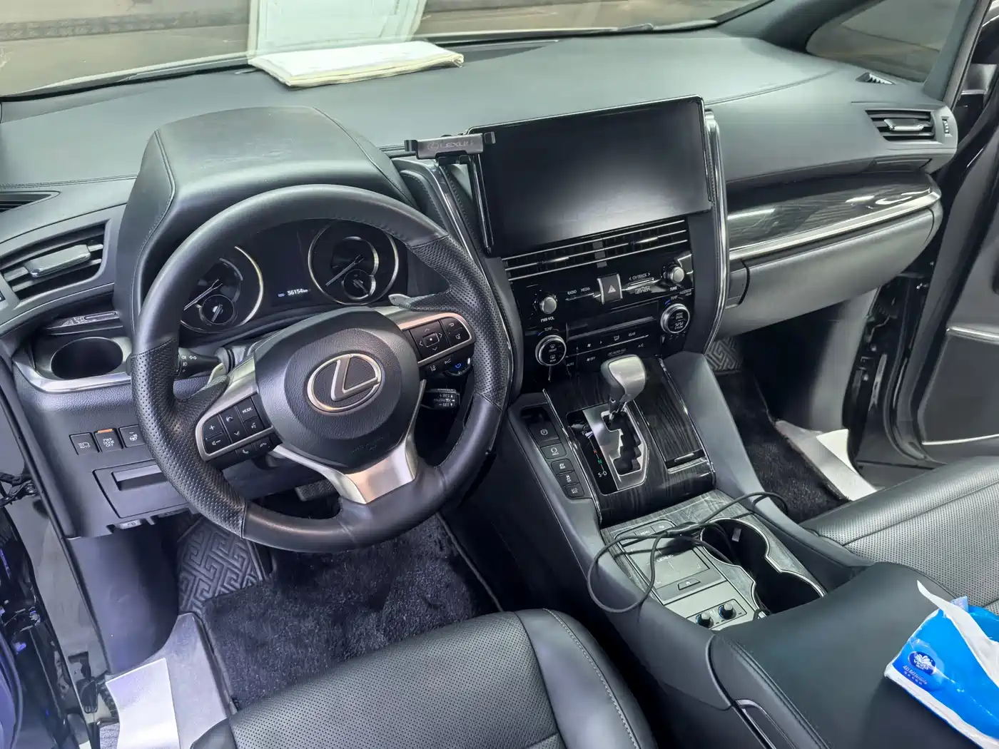 Lexus LM 2020 300h Seven-Seater Elegance Edition фото 10
