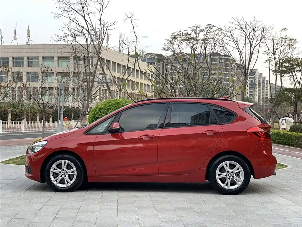 BMW 2 Series Touring 2016 218i Leading фото 6