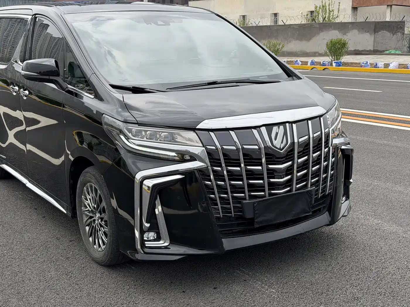 Toyota Vellfire 2019 Hybrid 2.5L HV Premium Edition фото 3