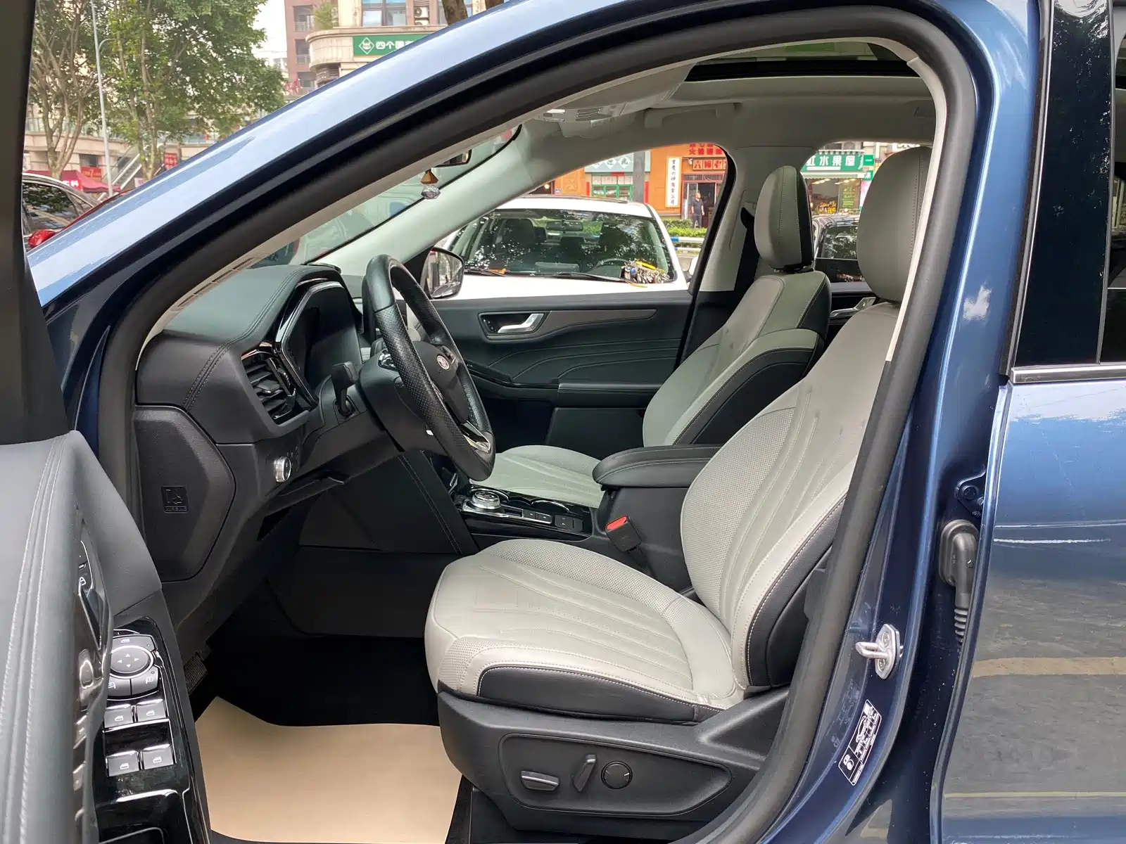 Photo 10 - Ford Escape