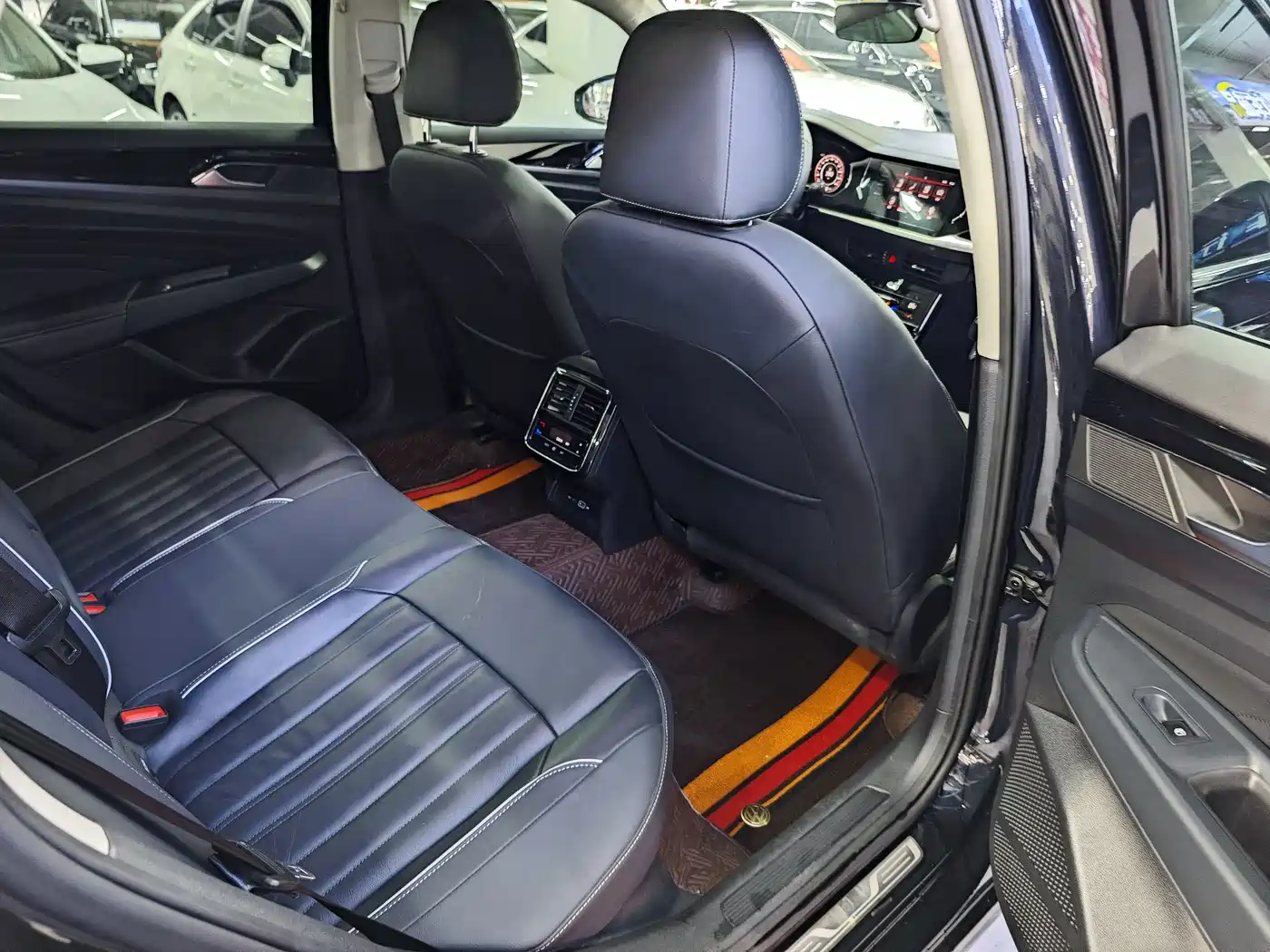 Volkswagen Passat 2023 330TSI Elite Edition фото 9