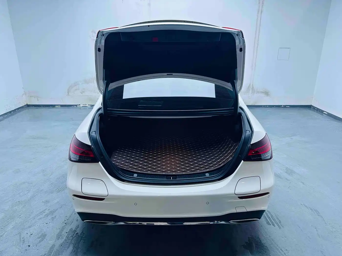 Mercedes-Benz E-Class New Energy 2022 E 350 e L Plug-in Hybrid Sports Sedan фото 12