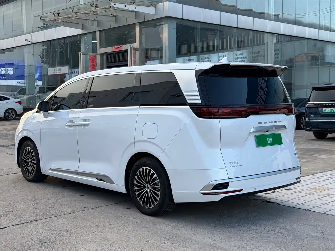 Denza D9 2023 2022 DM-i 970 All-Wheel Drive Honor Edition