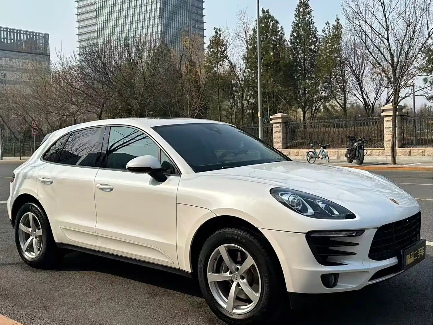 PORSCHE MACAN