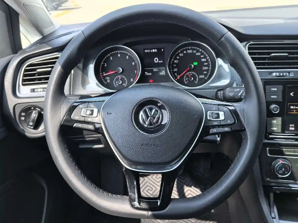 VOLKSWAGEN GOLF