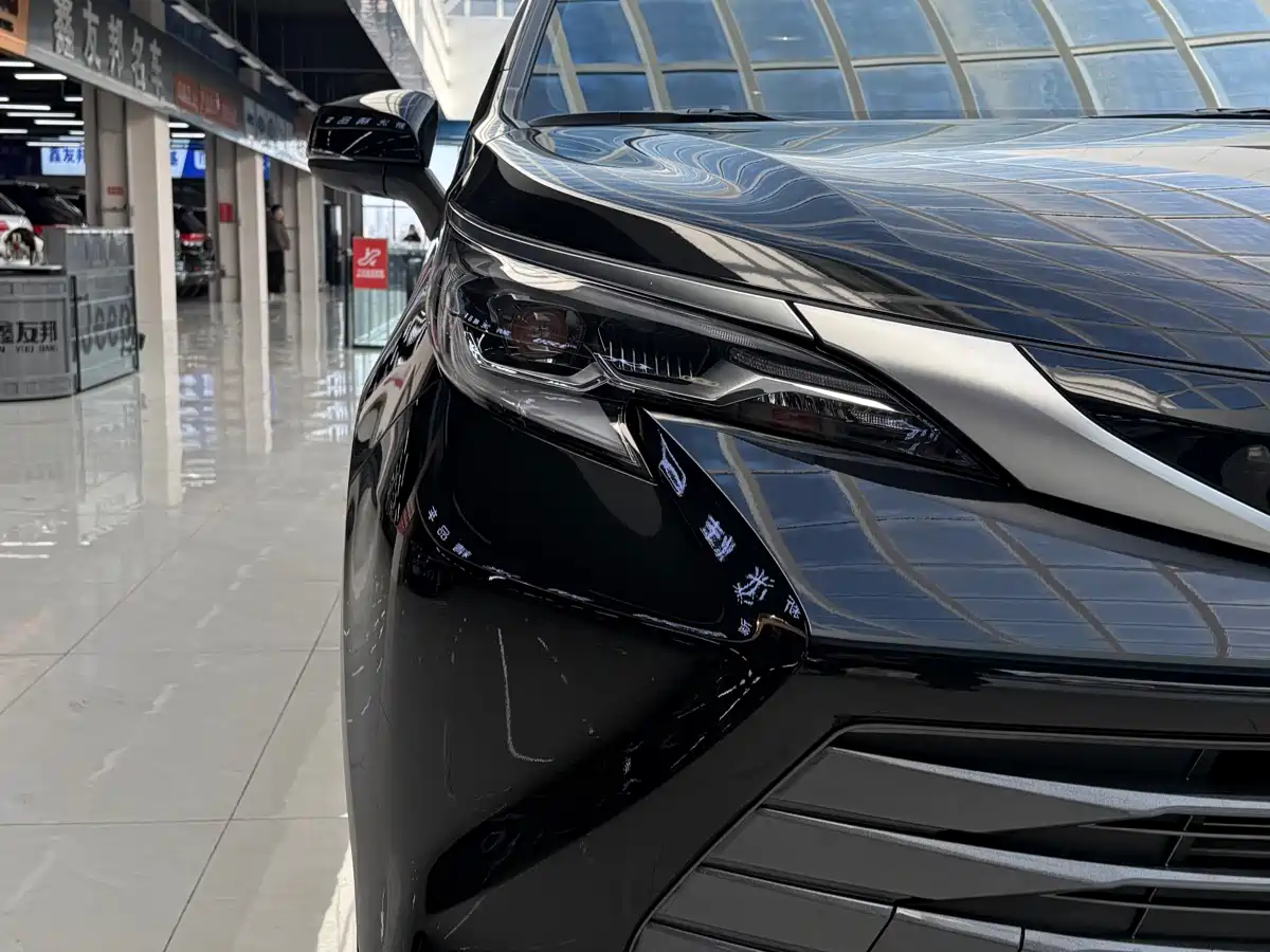 Toyota Sienna 2023 2.5L Hybrid Premium Edition фото 10
